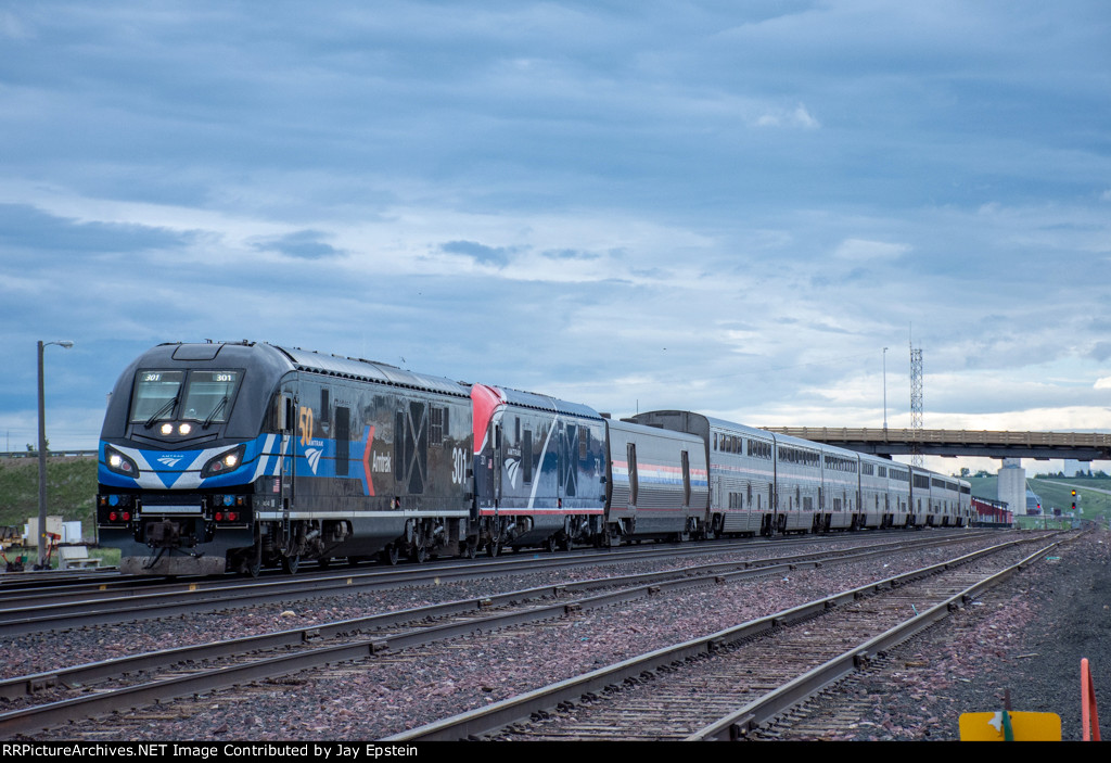 Two ALC-42's lead the westbound Builder out of Shelby